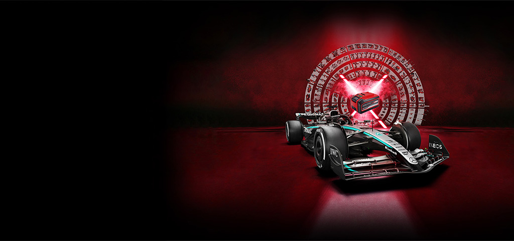 Un carro de carreras de Fórmula 1 aparece en primer plano sobre un fondo rojo oscuro. En el fondo, una batería estilizada Power X-Change brillante está rodeada por un círculo de herramientas e íconos de Einhell, simbolizando potencia, tecnología y versatilidad.