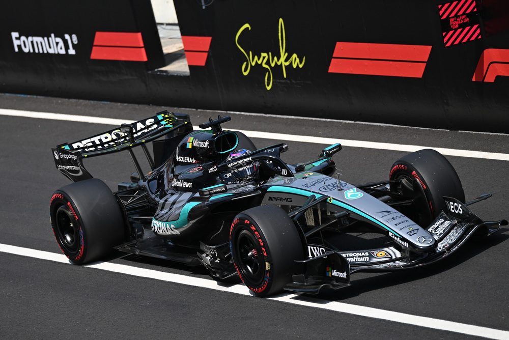Coche de Fórmula 1 Mercedes en pista con logotipos de patrocinadores