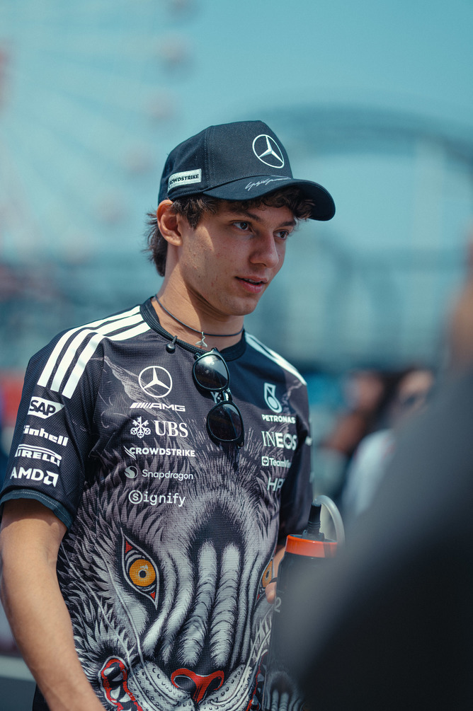 Piloto Mercedes F1 con uniforme del equipo