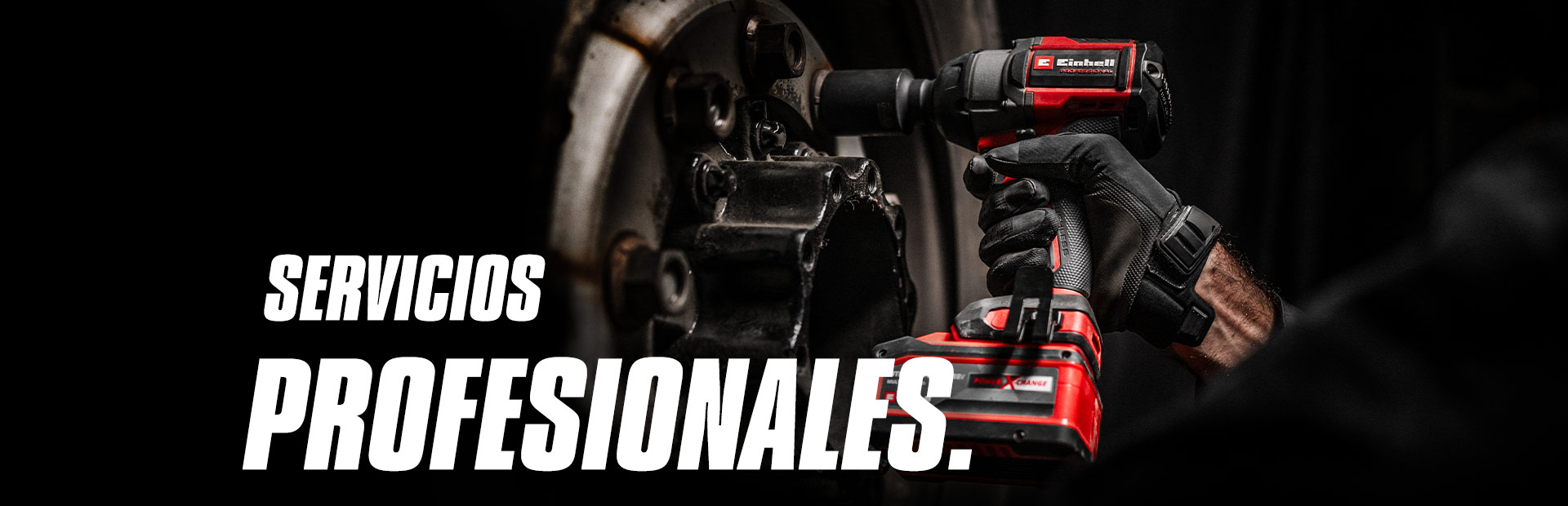 Primer plano de una llave de impacto inalámbrica roja que se utiliza en una rueda, con el texto "Servicios profesionales".